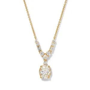 Detaillierte Nahaufnahme einer eleganten Goldkette mit einem großen ovalen Anhänger.
