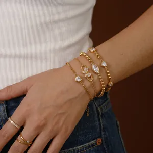 Detailansicht exquisiter vergoldeter Titanstahl-Armbänder mit Herzanhängern und Zirkon