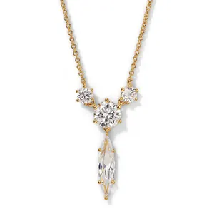 Nahaufnahme einer Goldkette mit marquise- und rundgeschliffenen glitzernden Steinen