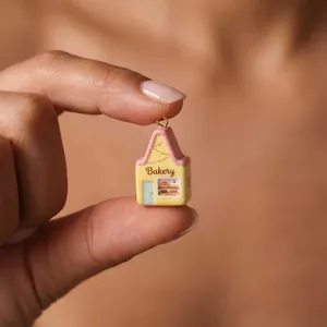 Colgante de casa de panadería en miniatura de acero inoxidable chapado en oro de 18K