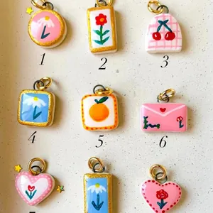 Set mit kreativen DIY-Schmuckanhängern mit Blumen, Kirschen und Herzmotiven