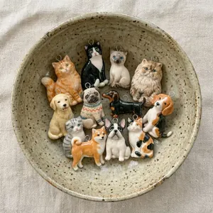 Verschiedene niedliche Tieranhänger aus Keramik mit Katzen- und Hundemotiven in Schale
