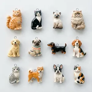Eine Vielzahl von zwölf Miniatur-Katzen- und Hundeanhängern auf weißem Hintergrund.