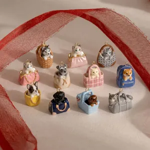 Miniatuur hond en kat bedeltjes in kleurrijke tasvormige hangers voor sieraden