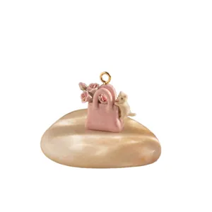 Elegante ciondolo per borsa in porcellana rosa con gatto e rose su base di sasso