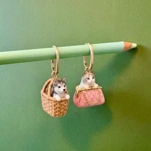 Detailweergave van schattige cartoon hond en kat hangers hangend aan een potlood