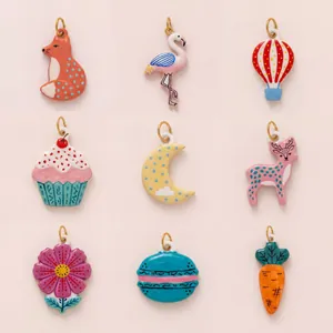 Variedad de bonitos colgantes de esmalte con diseños de luna, ciervo y cupcake para niños
