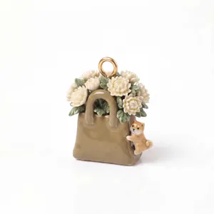 Dettaglio ravvicinato di un ciondolo a borsa in ceramica con Shiba Inu e fiori