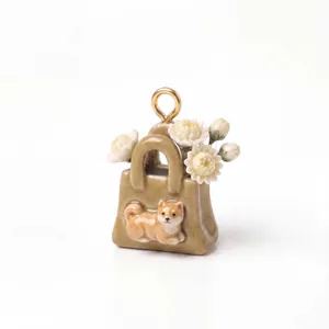 Dettaglio macro del ciondolo a borsa in ceramica con un simpatico Shiba Inu e piccoli fiori