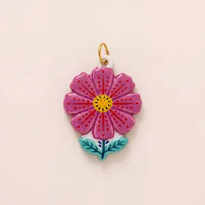 Encantador colgante pequeño de flor violeta esmaltada con detalles rojos y amarillos