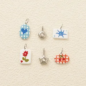 Set aus frischen DIY-Schmuckanhängern mit Blumen-, Frucht- und Sterndesigns aus Titanstahl