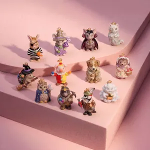 Divers pendentifs d'animaux mignons en dessin animé sur un support rose à étages