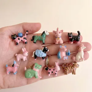 Selección de dijes de animales de dibujos animados pintados a mano para joyería DIY