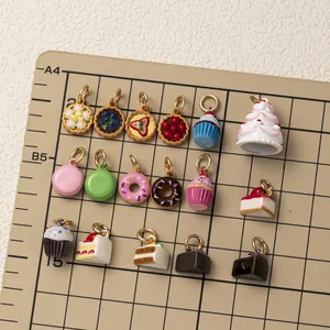 Assortiment de breloques mini desserts pour création bijoux DIY sur tapis gradué