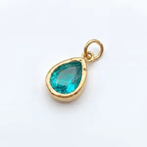 Gedetailleerd overzicht van een vergulde waterdruppel hanger met een blauwgroene edelsteen
