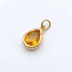 Gedetailleerd beeld van een druppelvormige citrien hanger in een vintage gouden zetting.