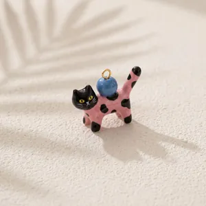 Adorable colgante de gato con manchas rosas y detalle de bola azul para hacer joyas