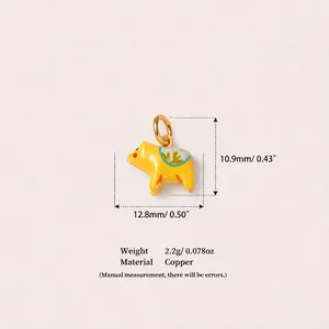 Dimensions et poids détaillés d'un joli pendentif en forme d'animal jaune en cuivre