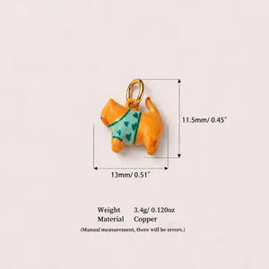 Détail d'un pendentif chat orange avec motif de cœur et dimensions sur fond beige