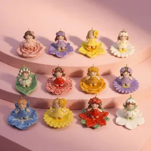 Ciondolo Fata dei Fiori Effetto Ceramica Dipinto a Mano per Donna Base in Rame Statuine di Ragazza Floreale Multicolore Collane Fiabesche Accessori Gioielli