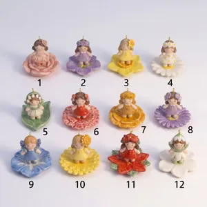 Primo piano di 12 diversi stili di ciondoli in ceramica fata dei fiori con marcatori numerati
