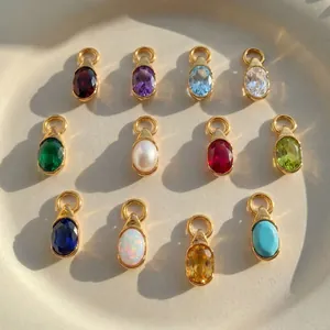 Vue détaillée de douze pendentifs pierres de naissance en forme de goutte plaqués or