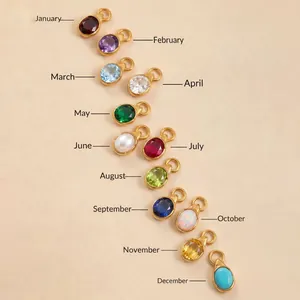 Vue détaillée de 12 pendentifs ovales en pierre de naissance avec noms de mois