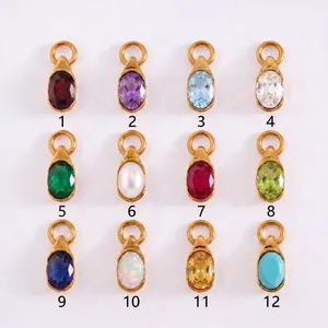 Vue détaillée de 12 pendentifs avec pierres de naissance, montures dorées et numéros
