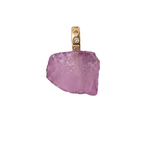 Magnifique pendentif en pierre brute violette avec une bélière dorée et des cristaux