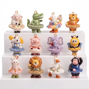 Charmante collection de pendentifs animaux de ballet en céramique aux douze modèles uniques.