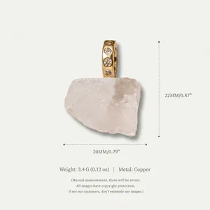 Vue détaillée d'un pendentif en quartz brut irrégulier avec bélière en cuivre doré