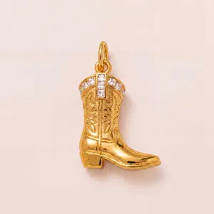 Nahaufnahme von diesem goldenen Cowboy-Stiefel-Anhänger mit glitzerndem Strassbesatz