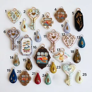Detaillierte Auswahl von 25 Vintage-Keramik-Anhängern in Herz-, Schlüssel- und Tropfenform.