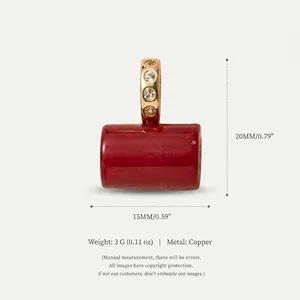 Vue détaillée de la taille et du poids du pendentif en pierre rouge avec bélière dorée