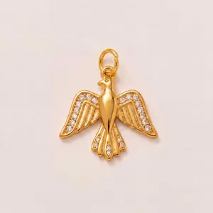 Detailaufnahme eines goldenen Vogelanhängers mit funkelnden Kristallen an den Flügeln