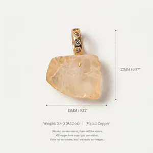 Vue détaillée de ce pendentif en pierre naturelle jaune irrégulière avec dimensions
