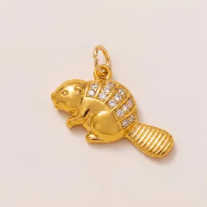 Nahaufnahme eines goldenen Tieranhängers mit glitzernden Kristallen für DIY-Schmuck