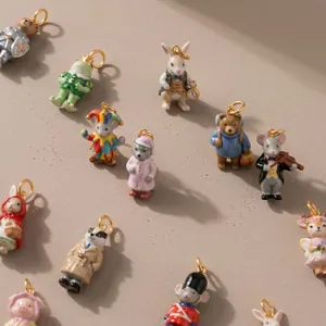 Detaillierte Ansicht märchenhafter Tieranhänger im Porzellanstil mit verschiedenen Motiven.