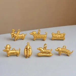 Gedetailleerd overzicht van zeven gouden teckelhanger-bedeltjes voor DIY-sieraden