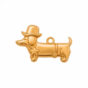 Detail van een gouden 3D teckel hond hanger met hoed voor DIY sieraden maken