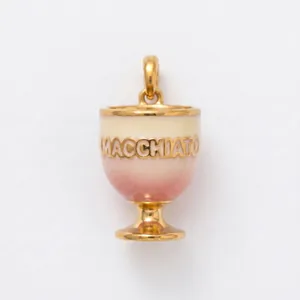 Λεπτομέρεια ενός vintage macchiato cup charm με ροζ σμάλτο και χρυσή επένδυση