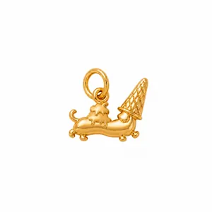 Gedetailleerde macro-opname van een gouden teckel hanger met een ijshoorntjeshoed