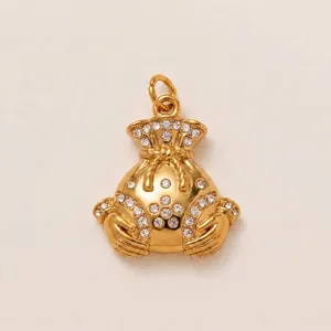 Vue détaillée d'un pendentif sac d'argent doré de luxe avec des accents en strass brillants