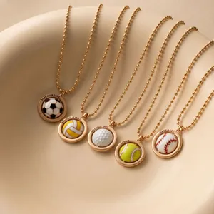 Détail de colliers dorés avec pendentifs de sport : football, tennis et golf.