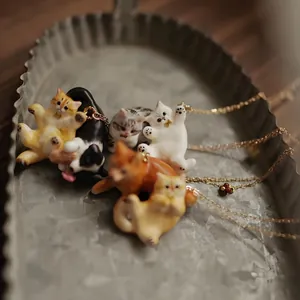 Simpatica collana con ciondolo a forma di gatto 3D dipinta a mano con una posa sdraiata dolce