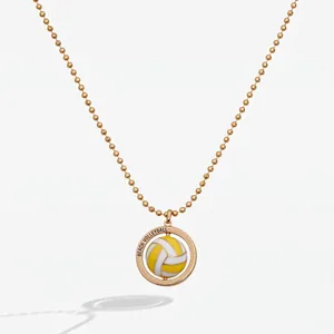 Zoom sur un collier à billes dorées avec un pendentif de volleyball de plage rotatif