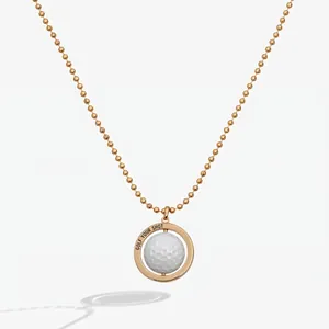 Détail du collier avec pendentif balle de golf doré et gravure 'Golf Your Shot'
