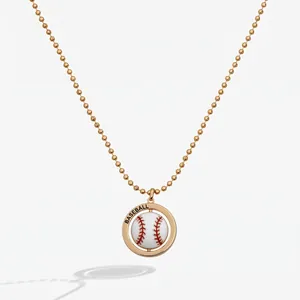Détail d'un collier pendentif baseball rotatif avec chaîne à billes dorée et gravure