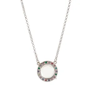 Collana in argento con ciondolo a cornice rotonda trasparente e cristalli colorati.