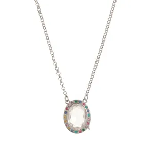 Dettaglio di una collana ovale in argento con pietre arcobaleno e una pietra centrale chiara